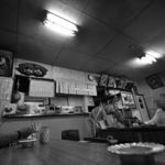 大衆酒場カネス - モノクロが似合うノスタルジックな店内