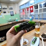 大衆酒場カネス - 梅きゅうり￥270ぶっといキュウリに海苔が巻かれています
      