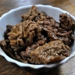 大衆酒場カネス - 煮こみ￥400小ぶりな器で登場。色からしてかなり濃厚な煮込み、これは上級者向きですねぇ