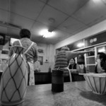 大衆酒場カネス - 女将が接客中