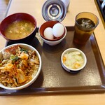 すき家 - 料理写真:新商品の

●月見辛旨すきやき牛丼並盛　750円

●豚汁3点セット　＋330円

合計　1,080円　を注文してみた