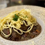 Brasserie Le Carnot - こちらも、完全に期待通り♪
            しっかり煮込まれていて柔らかく、ベースの赤ワインソースが美味しい。
            付け合わせのリングイネのようなパスタにはバターが絡めてあって、赤ワインソースと合わせても最高(^^)