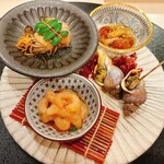 心一 - 甘エビの山椒の葉付
      磯つぶのだしに
      山なめこのだしに
      三法師ガキのしぐれ煮