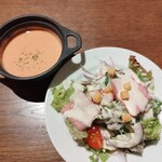 たてしな湖畔エプロンマーク - セットメニューのサラダとスープ(トマトのポタージュ)。メニューが変わり、セットかコースを選ぶことが必要。単品だけは✕