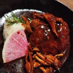 たてしな湖畔エプロンマーク - でみぐらすあハンバーグ近影。柔らかタイプ♪