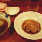 天ぷらいちかわ - 天つゆ、塩、お通しの煮穴子とビール。