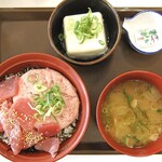 すき家 - 料理写真:まぐろ鉄火たたき丼(大盛)& とん汁冷やっこセット