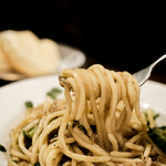 アンディアーモ アッラ ウシータ - ツナとゴーヤのオイルパスタ