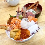 北のどんぶり屋 滝波食堂 - 旬の特選市場丼 5500円
      味噌汁をかに汁に変更 +550円