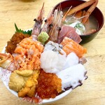 北のどんぶり屋 滝波食堂 - 旬の特選市場丼 5500円
      味噌汁をかに汁に変更 +550円