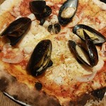 大衆イタリアン ナポリマン - シーフードピザ