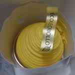 エコール・クリオロ - 中を開けると黄色く光ったパンプキンモンブランがひっそり鎮座し