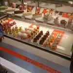 エコール・クリオロ - 店内に入ると種類は結構絞り気味ですが、なかなか美味しそうなケーキがあり