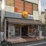 エコール・クリオロ - 程なくしてエコール・クリオロ本店に到着しました。
      
      ※お店の中のポスターには仕事を選ばないキティの姿もありました。