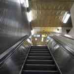 エコール・クリオロ - 地下深い所に駅ホームがあるのか？改札ホームまでは遠く