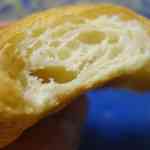 エコール・クリオロ - サクッと頂いてみると、クロワッサンの表面は固すぎない程度にパリパリとして
      中はバターが効いて仄かな甘味としっとりとし、程よく食べごたえのあります。