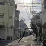 エコール・クリオロ - 右手に木々が見える交差点にぶつかった後は、その交差点を右に曲がり