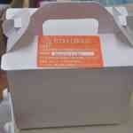 エコール・クリオロ - まずはパンプキンモンブランを頂くべく、ケーキの入った箱を取り出し