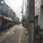 エコール・クリオロ - ファミリーマート前の交差点を右手に曲がり