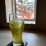 肉処 牛慎 - 緑茶…    小窓の外は赤い紅葉