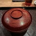 茜坂大沼 - 2、お椀
            毛蟹の真薯、長野県産松茸の椀。