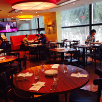 Serafina NEW YORK さいたま新都心店 - 開放感のある明るい店内。