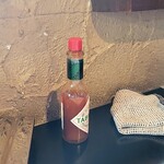 カレー食堂 心 - 卓上配置のタバスコ。これも用途不明?辛さ調整?