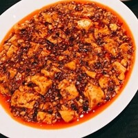 スーツァン・レストラン陳 渋谷店 - ■麻婆豆腐：花椒の香りと唐辛子の辛味が絶妙に調和し、挽肉の旨味と豆腐の柔らかさが一体となった完成度の高い一皿。辛さは控えめながら奥行きがあり、追い山椒不要の仕上がり。細かく刻まれたネギの食感まで計算されており、上品さと力強さを兼ね備えた味わいだった。