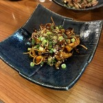 煮込み酒場 まるいち - 鶏皮コチュジャン和え