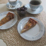 富澤商店 - 翌日、自宅で採れたピオーネと共に。