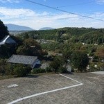 芳熊庵 くまそば - うまく停めないと・・・落ちますｗ