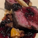 restaurant Et ... - 最初白いのは、カエルの足かと思いきや
      島らっきょうをコンフィしたもの
      美味しかったです