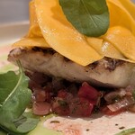 restaurant Et ... - イサキの下に、薬味が沢山
      葱、茗荷、大葉、トマト、赤玉ねぎをかぼすでさっぱりまとめたもの