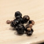 restaurant Et ... - 生の黒こしょうの塩漬け 
      カンボジアのカンポットペッパー   
      めっちゃ美味しかった。
      これだけで、お酒が美味しくいただけそうです