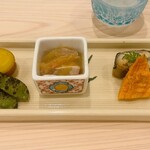 味ひろ - 右側の魚が異常に美味。真ん中のも日本酒に合う。料理名不明！