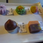 茶寮 宝泉 - 季節の上生菓子です
