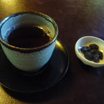 茶寮 宝泉 - まずは番茶と黒豆でお迎え