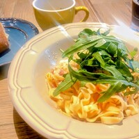 リオ・ブルーイング・コー ビストロアンドガーデン 東京ミッドタウン - しらすとルッコラのトマトソース