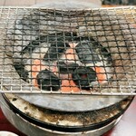 マンボ - 炭の入った七輪です。（2025.9 byジプシーくん）