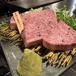 肉処 でべそ - 厚切り霜降りロース2人前