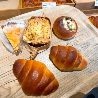 PARKER HOUSE BUTTER ROLL_0