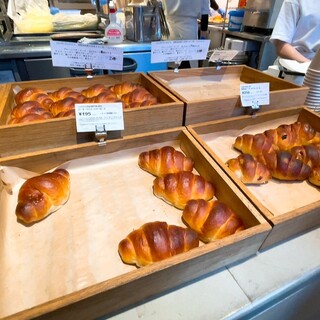 PARKER HOUSE BUTTER ROLL_1