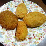 グルメストアフクシマ 福島肉店 - 左から時計回りにフクシマ、ズワイガニクリーム、すき焼き、ポテトクリーム