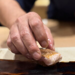 鮨 こう介 - 大将の手はこれのみ。「私より鮨を撮ってやって下さい」って、カッコイイ