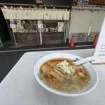 若葉 - 店の前のテーブルで立食です