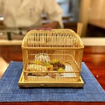 かねき - 鱧の松かさ揚げ、蛸の柔らか煮、シャインマスカットの白和え、子持ち鮎の甘露煮、愛知祖父江銀杏素揚げ、鱧の骨せんべい、茶そば素揚げ、茹で落花生（おおまさり）うずらの玉子を柿に見立てて(雲丹入り)