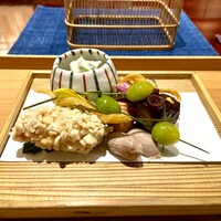 かねき - 鱧の松かさ揚げ、蛸の柔らか煮、シャインマスカットの白和え、子持ち鮎の甘露煮、愛知祖父江銀杏素揚げ、鱧の骨せんべい、茶そば素揚げ、茹で落花生（おおまさり）うずらの玉子を柿に見立てて(雲丹入り)