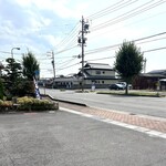 ふじ井 - 店舗前、道挟んだ駐車場