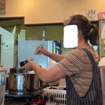 うみのはな - お味噌汁、注いでます。