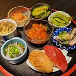 魚処 天悟 - ・小鉢盛り（甘エビのキムチ（ヤンニョムセウ） 鮪の皮湯引きポンズ ハモ皮酢の物 ネギトロ ゴーヤのナムル だだちゃ豆 秋刀魚の酢〆 寿司（本鮪） 寿司（タイラギ貝））